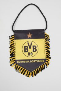 Wimpel von Borussia Dortmund mit schwarzem und gelbem Design sowie dem Vereinslogo.