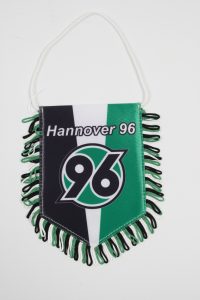Wimpel von Hannover 96 mit grünem und schwarzem Design sowie Fransen.