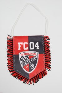 Wimpel des FC Ingolstadt mit Vereinslogo und Schriftzug FC 04.
