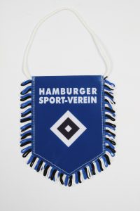 Wimpel des Hamburger Sport-Vereins in Blau mit weißen und schwarzen Fransen.