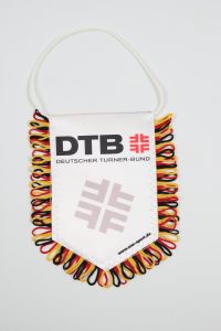 Wimpel des Deutschen Turner-Bundes mit buntem Fransenrand in Schwarz-Rot-Gold.