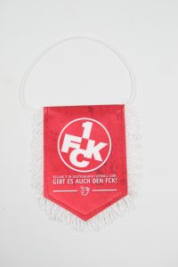 Roter Wimpel mit dem Logo 1 FCK und dem Text 'Gibt es auch den FCK'.
