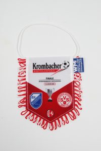 Krombacher Wimpel für das Finale des Westfalenpokals mit Vereinslogos und Datum.