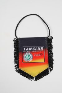 Wimpel des Fanclubs der Nationalmannschaft mit Coca-Cola Logo und schwarzem Fransenrand.
