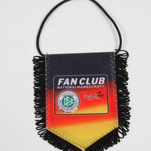 Wimpel des Fanclubs der Nationalmannschaft mit Coca-Cola Logo und schwarzem Fransenrand.