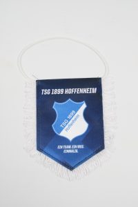 Wimpel der TSG 1899 Hoffenheim mit blauem Hintergrund und Fransen.