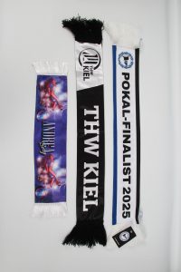 Drei Schals, darunter ein THW Kiel Schal und ein Schal für Pokal-Finalist 2025, mit Fransen an den Enden.