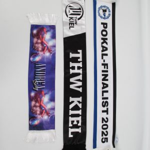 Drei Schals, darunter ein THW Kiel Schal und ein Schal für Pokal-Finalist 2025, mit Fransen an den Enden.