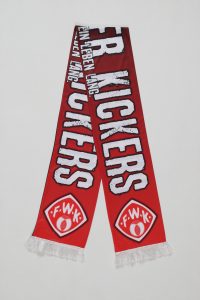 Rot-weißer Schal mit dem Schriftzug 'FR KICKERS' und dem Logo der FWK Kickers.