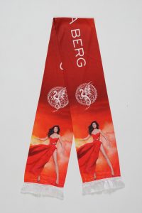Roter Schal mit einem grafischen Design und einer abgebildeten Frau in einem roten Kleid vor einem orangefarbenen Hintergrund.