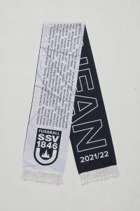 Schwarz-weißer Fussballschal des SSV 1846 mit Vereinslogo und Saisonangabe 2021/22.