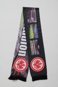 Ein Fan-Schal von Eintracht Frankfurt mit verschiedenen Bildern und dem Vereinslogo.