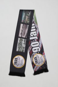 Schal mit Bildern und Jahreszahlen 1925 und 1966, in Schwarz und Weiß gehalten.