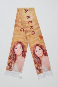 Schal mit dem Bild von Andrea Berg und goldenen Designelementen im Hintergrund.