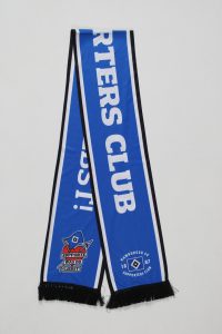 Blauer Schal des Hamburger SV Supporters Club mit Fransen und Vereinslogo.