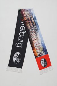 SC Freiburg Fan-Schal mit Vereinslogo und Stadtansicht von Freiburg.