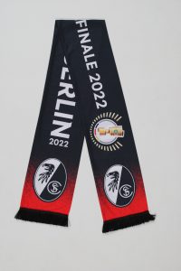 Schwarzer und roter Schal mit Aufschrift 'DFB-Pokalfinale 2022 Berlin' und Wappen des SC Freiburg.