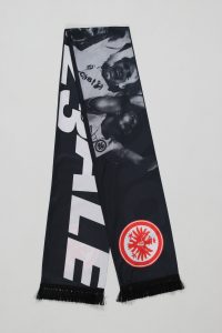 Schwarzer Fanschal von Eintracht Frankfurt mit Spielern und Logo auf einem weißen Hintergrund.