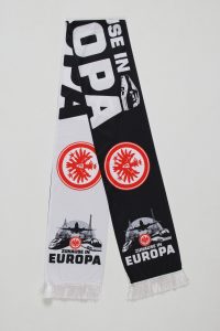 Schwarz-weißer Fan-Schal von Eintracht Frankfurt mit Logo und Schriftzug 'Zuhause in Europa'.