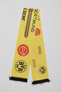 Gelber Schal mit dem Logo und Schriftzug von BVB 09, einem Fußballverein aus Dortmund.