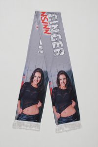 Schal mit einem Druck, der eine Frau in einem schwarzen Oberteil zeigt, mit Fransen am unteren Rand.