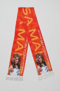 Fan-Schal mit dem Bild und Namen von Vanessa Mai in leuchtenden Farben.