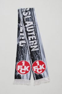 Schwarz-weißer Schal mit dem Schriftzug '1. FC Kaiserslautern' und dem Logo des Vereins.