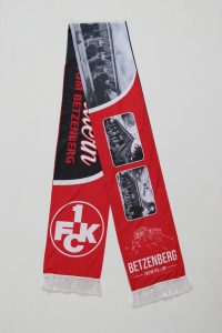 Roter Fan-Schal des 1. FC Kaiserslautern mit Bildern des Betzenbergs.