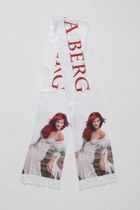 Schal mit dem Bild von Andrea Berg und ihrem Namen in roter Schrift auf weißem Hintergrund.