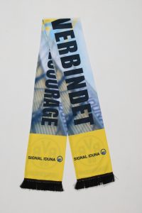 Gelber Schal mit dem Schriftzug 'VERBINDET' und dem SIGNAL IDUNA Logo.