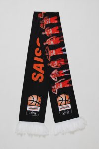 Schwarzer Schal mit Basketballspielern und dem Logo von ratiopharm ulm am unteren Rand.