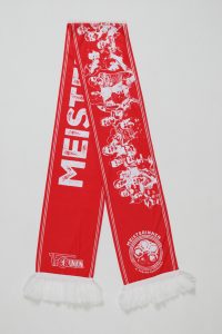 Roter Schal mit dem Aufdruck 'MEISTERINNEN' und einem grafischen Design von Spielern.