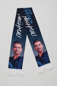 Schal mit einem Bild eines Mannes und dem Text 'Noch einmal!' in weißer Schrift.