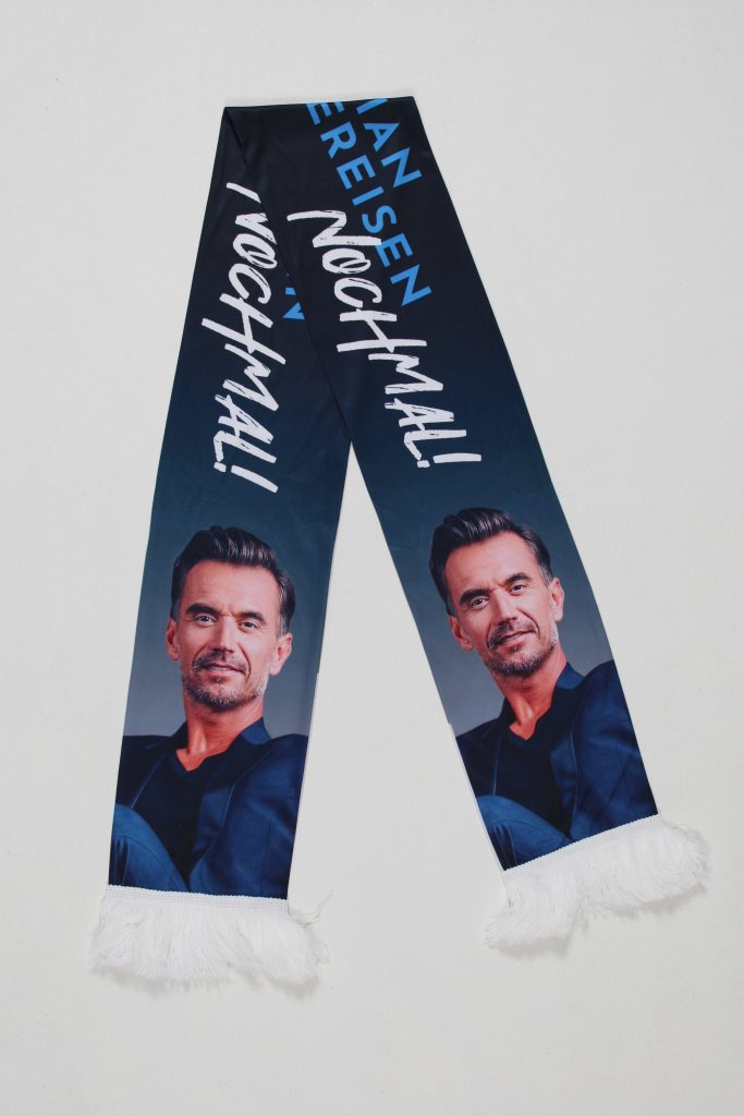 Schal mit einem Bild eines Mannes und dem Text 'Noch einmal!' in weißer Schrift.