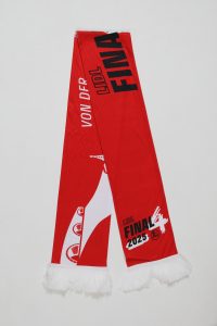 Roter Schal mit dem Aufdruck 'LIDL FINAL 2025' und Fransen am Ende.