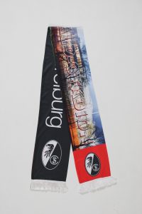 Fan-Schal des SC Freiburg in Schwarz, Rot und Weiß mit Schriftzug und Logo.