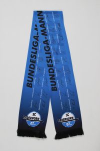 Blauer Schal mit Unterschriften der Spieler des SC Paderborn und dem Bundesliga-Logo.