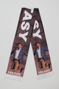 Schal mit dem Aufdruck 'FASY' und einem Bild von Freddy in einem Anzug, der springt.