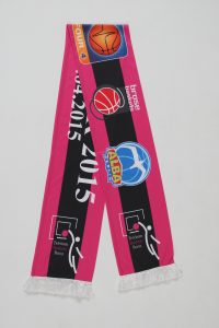 Pinkfarbener Schal mit Basketballmotiven und Logos von Telekom und Alba Berlin.