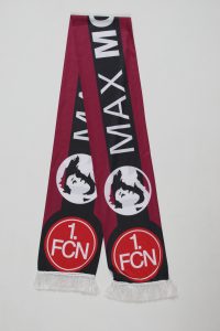 Schal des 1. FC Nürnberg in den Farben Rot und Schwarz mit dem Namen Max Morlock und dem Vereinslogo.