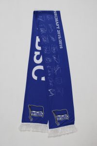 Blauer Schal von Hertha BSC mit Unterschriften der Spieler der Saison 2015/2016.