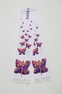 Schal mit buntem Schmetterlingsdesign und einer Figur in der Mitte auf weißem Hintergrund.