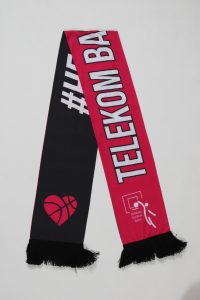 Schal in Schwarz und Pink mit dem Schriftzug 'TELEKOM BASKETBALL' und einem Basketball-Symbol.
