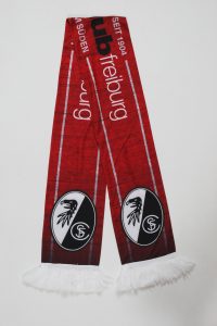 Roter Fan-Schal des SC Freiburg mit Vereinslogo und Schriftzug.