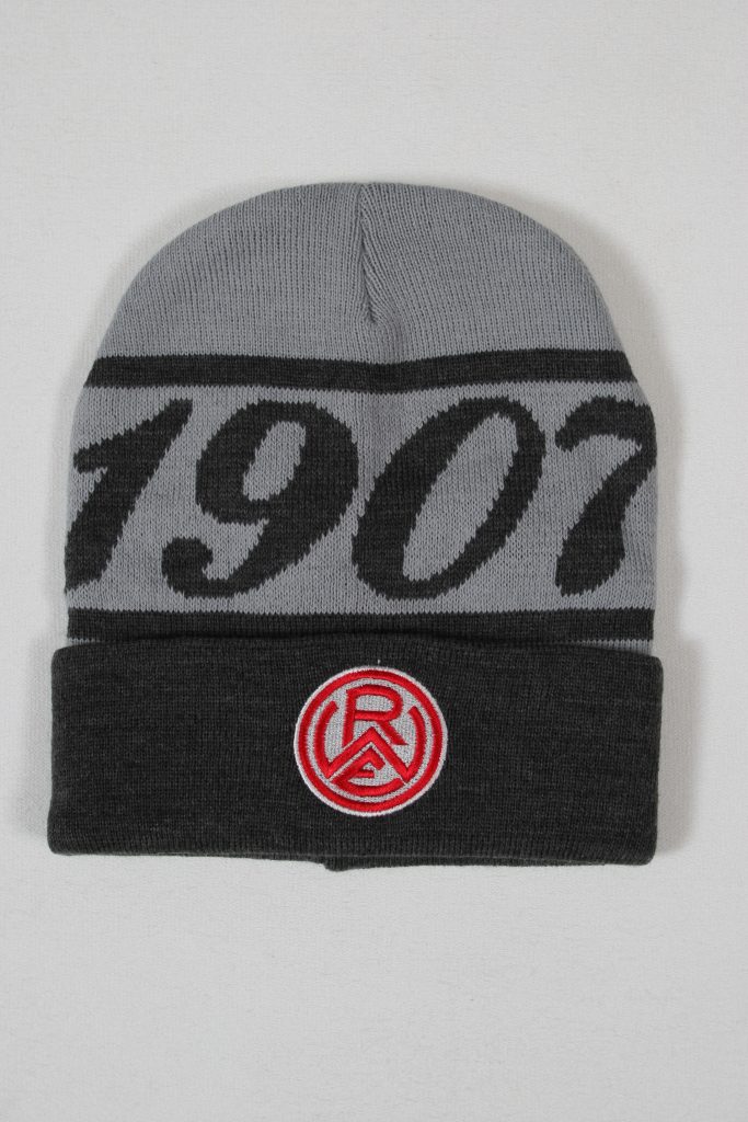 Grau-schwarze Mütze mit dem Aufdruck 1907 und einem roten Logo auf dem Umschlag.
