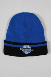 Blaue und schwarze Mütze mit dem Logo des SC Paderborn auf der Vorderseite.