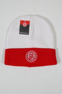 Beanie in Weiß mit rotem Umschlag und gesticktem Logo auf der Vorderseite.