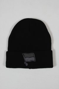 Schwarze Beanie-Mütze mit einem gestickten Logo auf der Vorderseite.