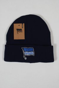 Dunkelblaue Mütze mit gesticktem Hertha BSC Logo und Preisschild.