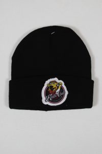 Schwarze Beanie-Mütze mit einem runden Kinderclub-Logo auf der Vorderseite.